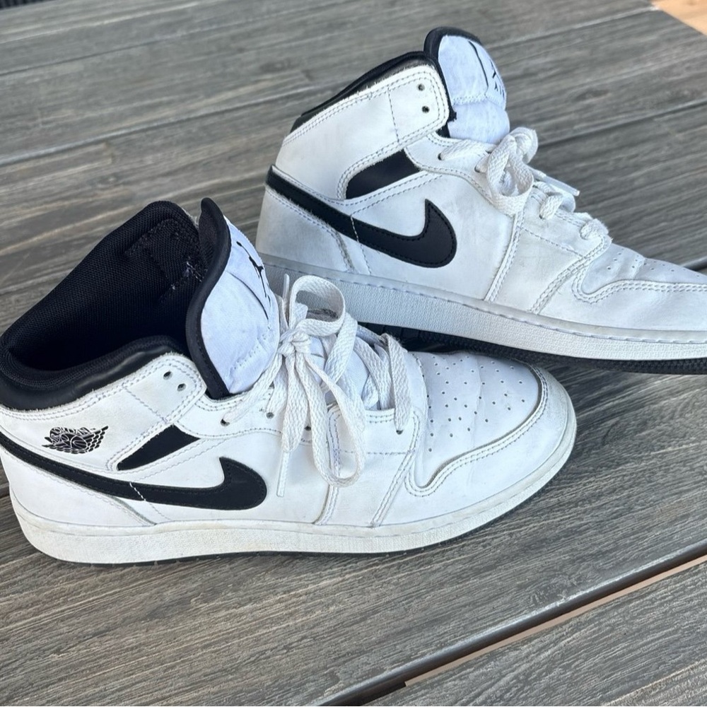 Jordan Kids Sneakers in White and Black